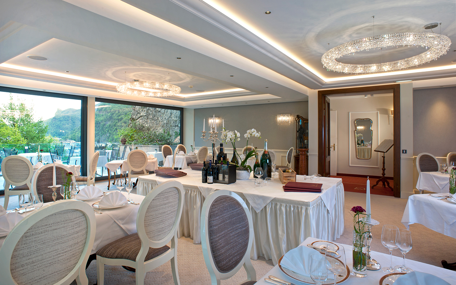 looop-restaurant-hotel-schloss-mönchstein-salzburg Looop above dining table