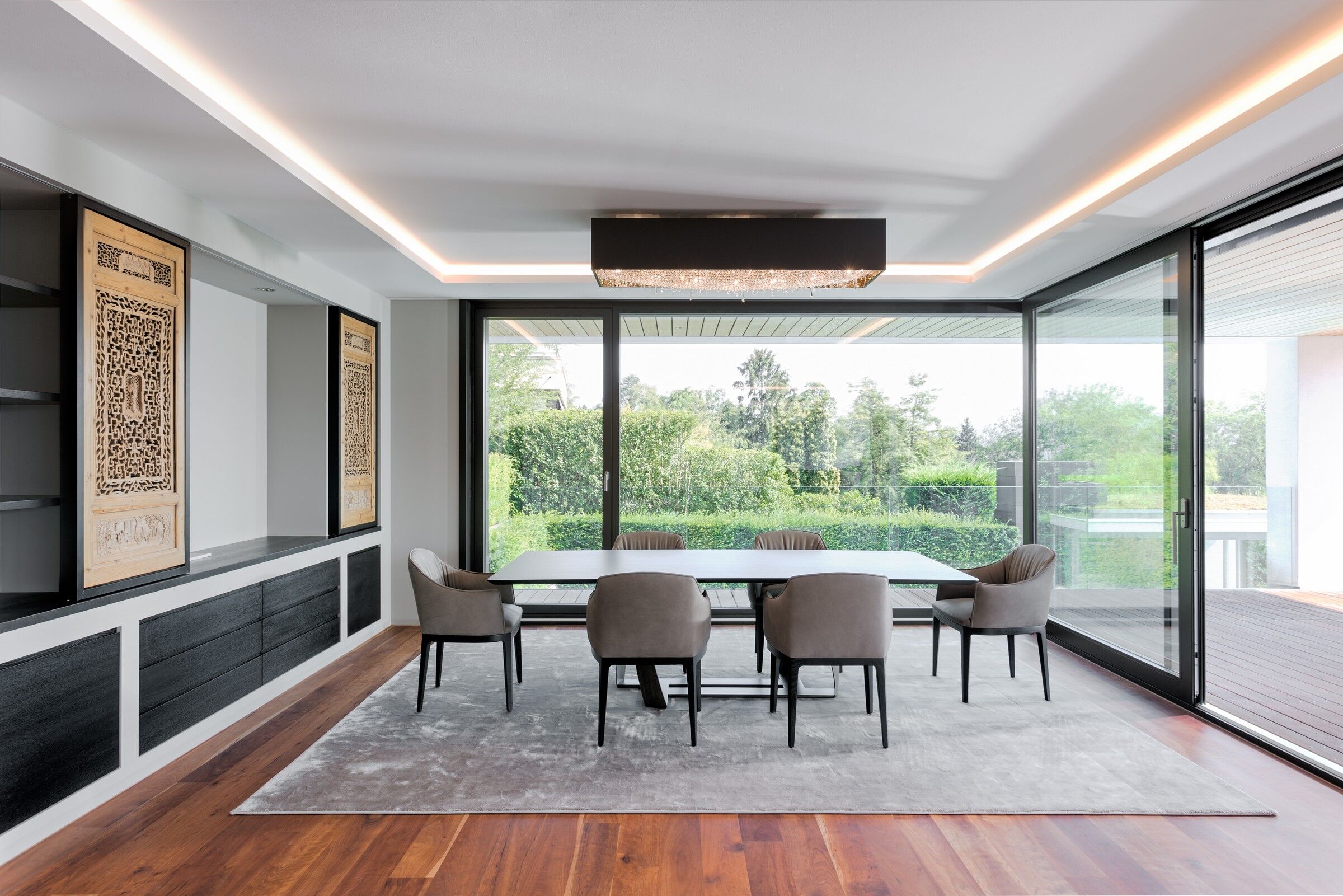 deep-sky-manooi-luxury-villa-zurich-martinuzzi-interiors The Deep sky above the dining table in the luxury villa.