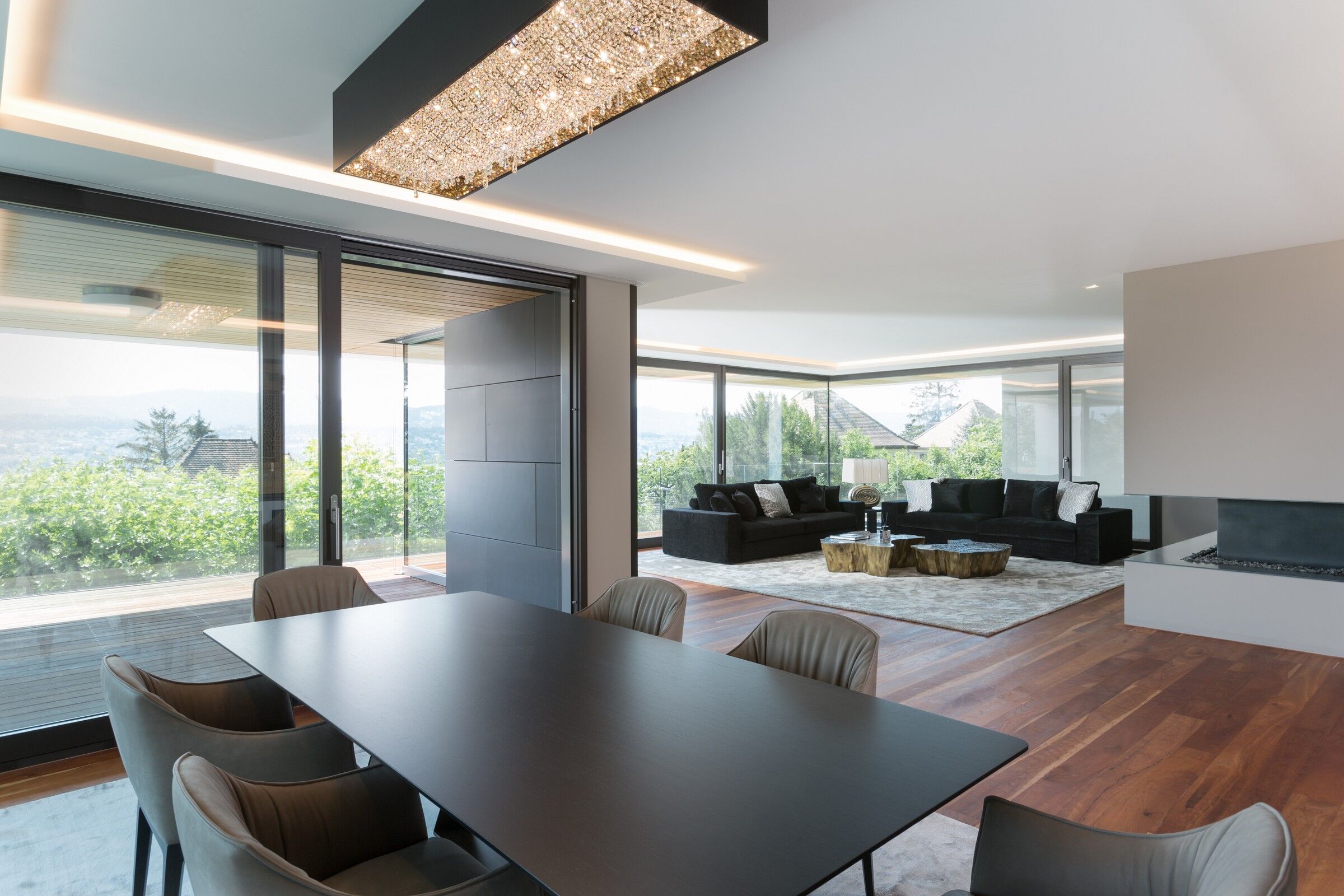 deep-sky-manoi-lighting-solution-luxury-villa-martinuzzi-interiors The Deep sky above the dining table in the luxury villa.
