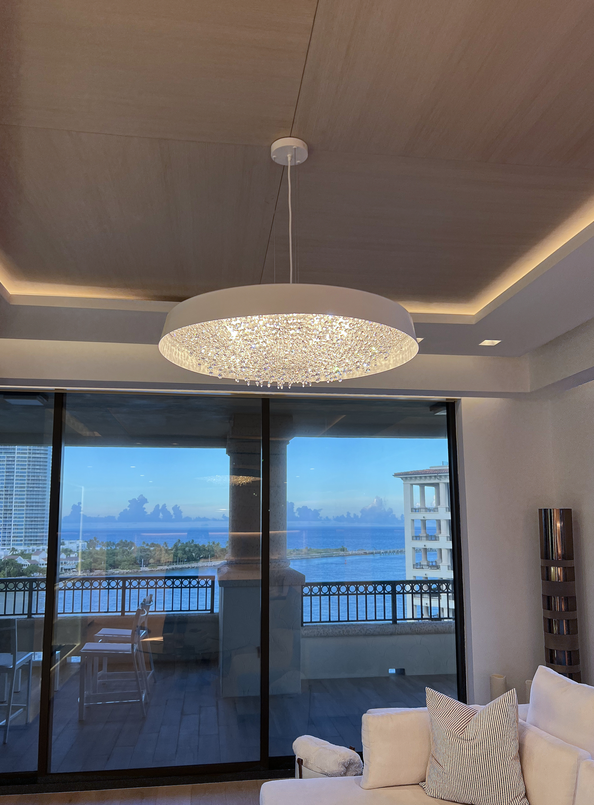 white-tondo-manooi-luxury-chandelier White luxury crystal chandelier Tondo in a seaside apartment.