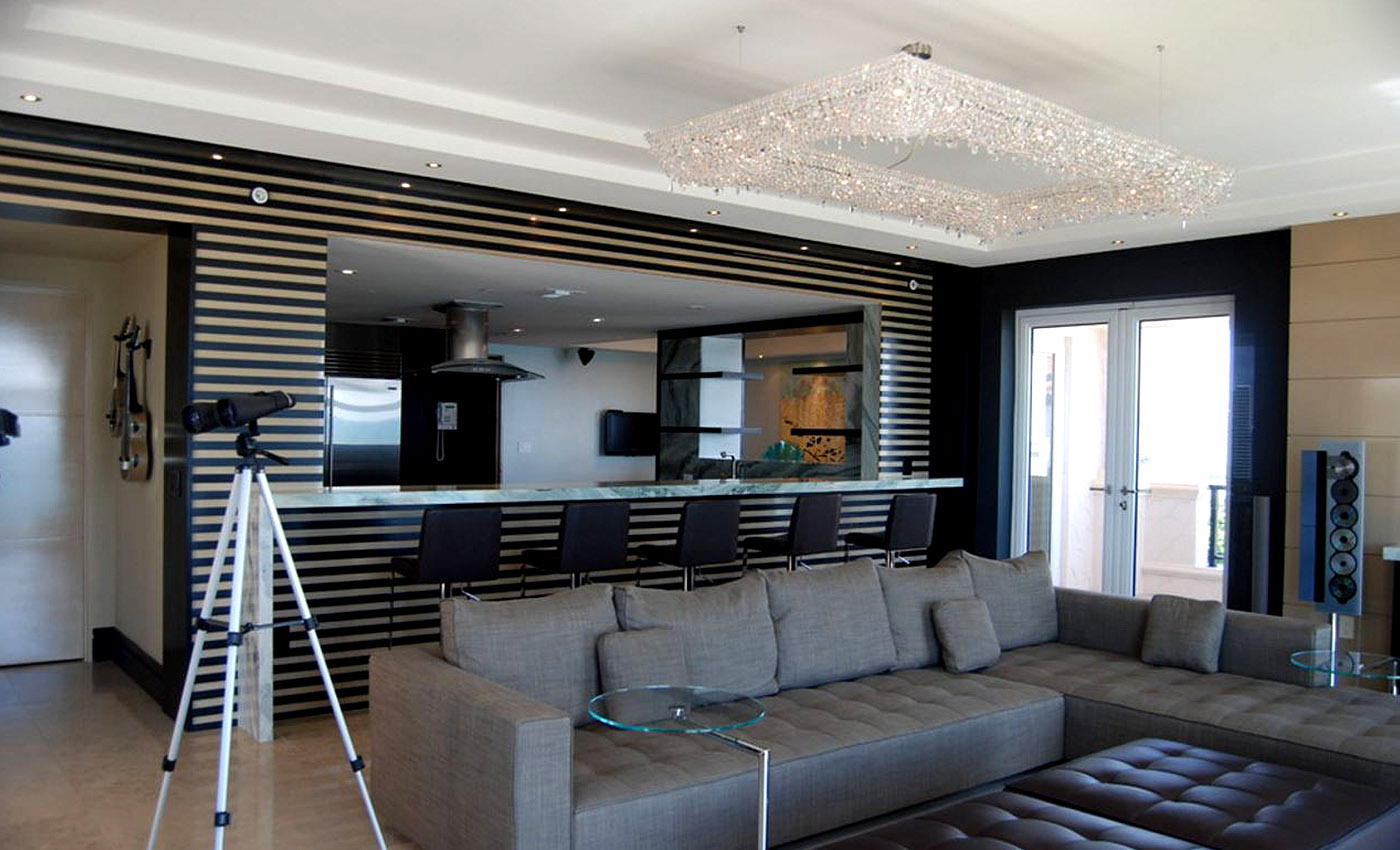 koi-manooi-living-room-luxury-chandelier-pepe-calderin Koi chandelier in the living room.