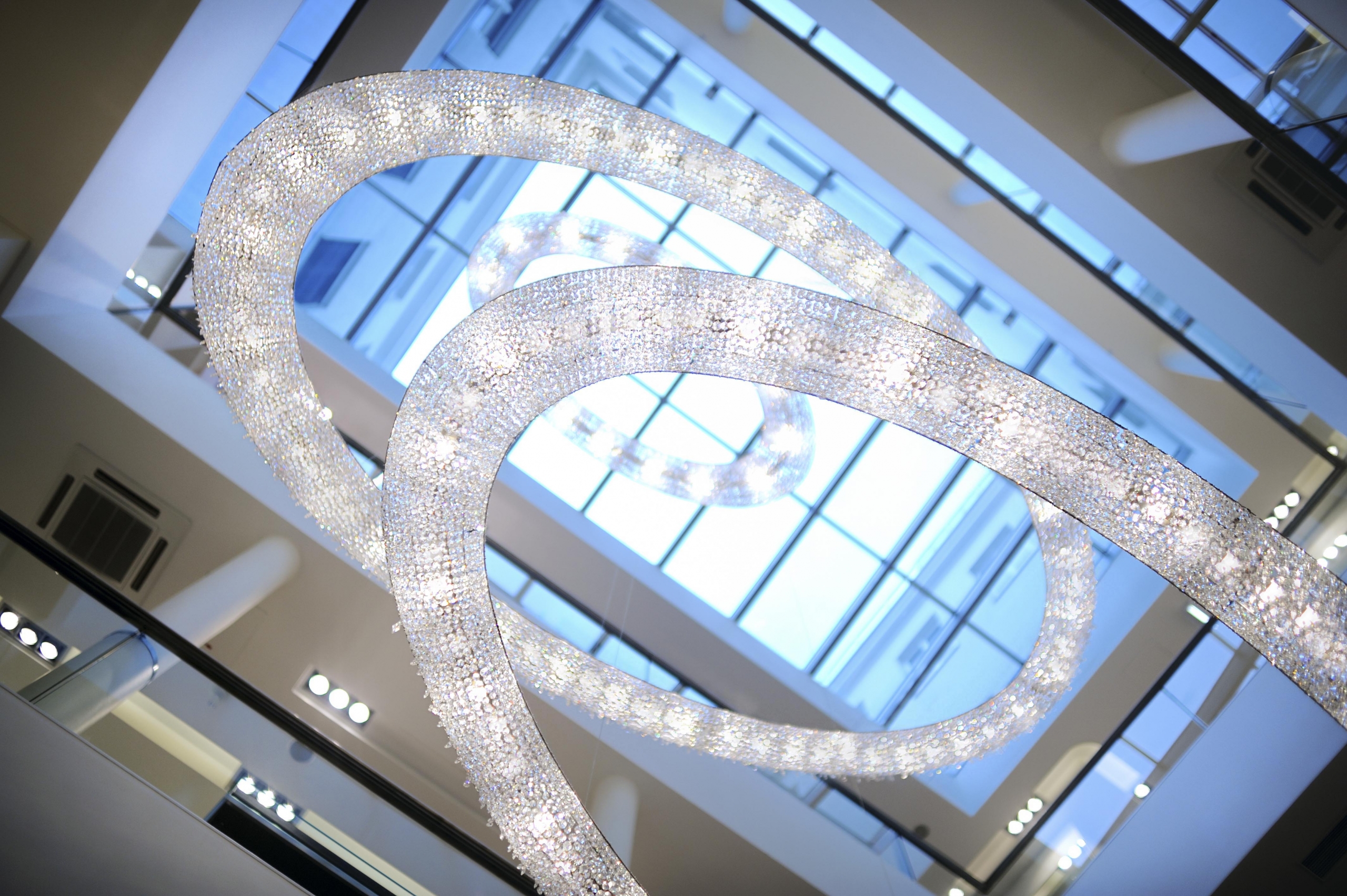 looop-manooi-cystal-chandelier-vienna-salamander Looop luxury crystal chandelier cluster in a Salamander shop in Vienna.