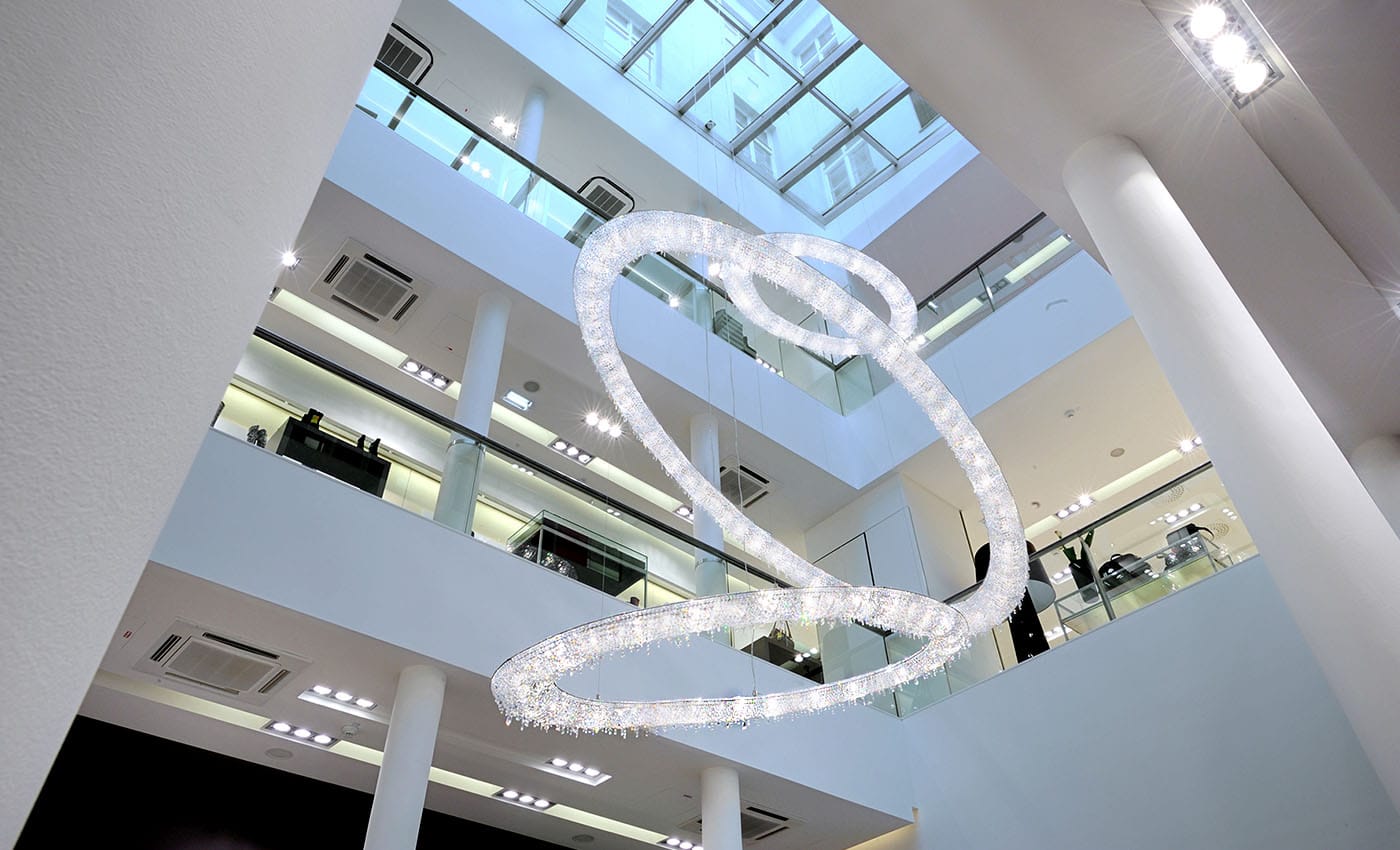 looop-manooi-cystal-lighting-solution-vienna-salamander Looop luxury crystal chandelier cluster in a Salamander shop in Vienna.