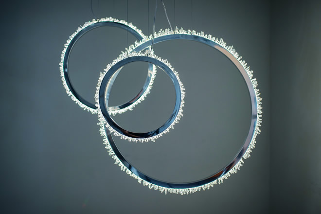manooi-luxury-chandelier-halo-cluster-light-and-building-horizontal